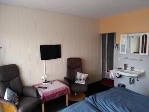 um quarto de hotel com uma cama e um lavatório em Bio-Hotel Zum Forsthaus em Altenau