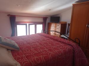 Кровать или кровати в номере Mansarda con terrazzo vista mare