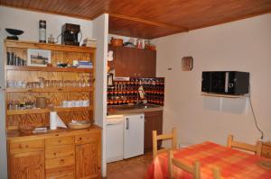 een keuken met een tafel en een eetkamer bij Eperon 3 - 11 - Appart proche piste - 6 pers in Les Deux Alpes