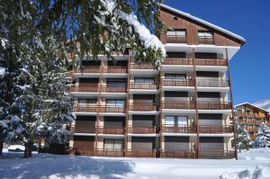 een appartementencomplex met sneeuw op de grond bij Eperon 3 - 11 - Appart proche piste - 6 pers in Les Deux Alpes