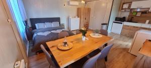 Habitación con mesa de comedor y cama en Tiny House Valea Avrigului en Avrig