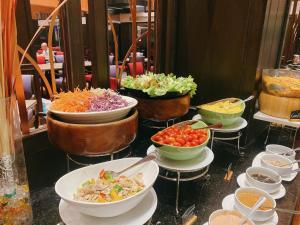 un buffet con tazones de comida en una mesa en Manhattan Hotel Bangkok en Bangkok