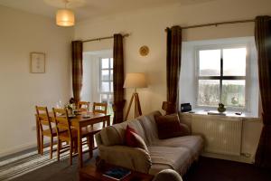 ein Wohnzimmer mit einem Sofa und einem Tisch in der Unterkunft Normanns Ruh in Ballygown