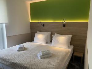 um quarto com uma cama com duas toalhas em Konak Stella em Belgrado