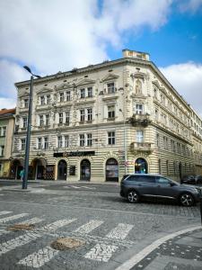 une voiture garée devant un grand bâtiment dans l'établissement Valentinka Minutes away from Charles Bridge, à Prague