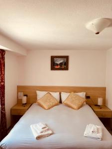 a bedroom with a bed with two towels on it at Affittacamere Buenavista in Champoluc