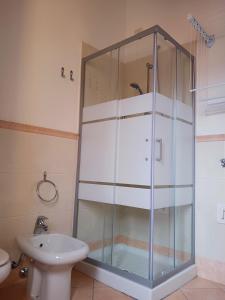 Gussago的住宿－La mansarda，一间带卫生间的浴室内的玻璃淋浴间