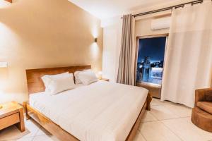 een slaapkamer met een groot bed en een raam bij Amontana Luxury Hôtel in Antananarivo