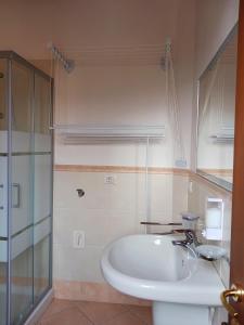 GussagoにあるLa mansardaのバスルーム(洗面台、ガラス張りのシャワー付)