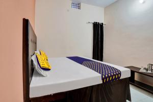 Un ou plusieurs lits dans un hébergement de l'établissement SPOT ON Hotel Galaxy Inn