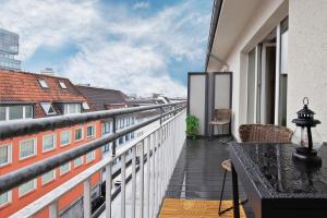En balkon eller terrasse på Modern Apartment with City-View and car park