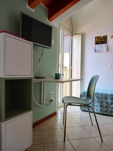 einen Tisch und einen Stuhl in einem Zimmer in der Unterkunft La mansarda in Gussago