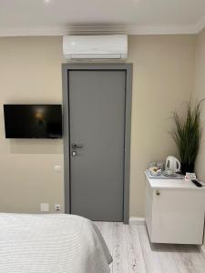 ein Schlafzimmer mit einem Bett und einer weißen Tür in der Unterkunft Vila Niki in Sovata