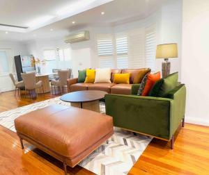 un soggiorno con divano e tavolo di Maroubra Gem Close to Everything Sleep 16 a Sydney
