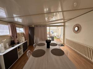 - une salle à manger avec une table et des chaises dans l'établissement L Agreable Suite Circuit Reve au Mans, à Écommoy