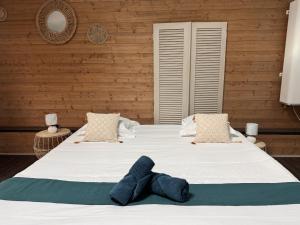- une chambre avec 2 lits et des serviettes sur le lit dans l'établissement L Agreable Suite Circuit Reve au Mans, à Écommoy