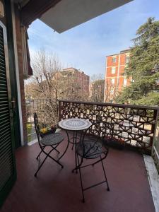 d'une terrasse avec une table et deux chaises sur un balcon. dans l'établissement Appartamento Luna, à Ravenne