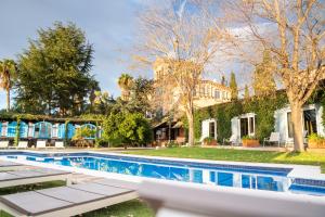 un domaine avec une piscine et une maison dans l'établissement Hotel Boutique Mas Passamaner, à La Selva del Camp