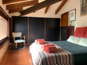 Llit o llits en una habitació de Les Golfes de Can Mascarbó, mimar-te en un confortable espai