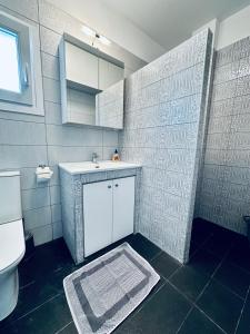 A bathroom at Aris Apartment