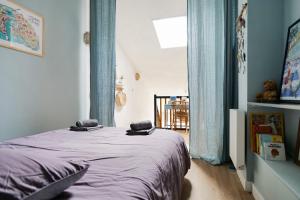 Un dormitorio con una cama con dos almohadas encima. en Appartement rénové avec goût et idéalement situé à deux pas du remblai, en Les Sables-dʼOlonne 15 fotos más