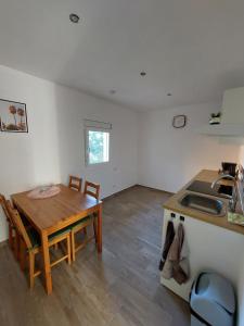 eine Küche und ein Esszimmer mit einem Tisch und einem Waschbecken in der Unterkunft Casa di Maritz 10b in Palafolls