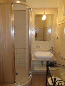 uma casa de banho com um chuveiro e um lavatório. em Mimì Apartment em Lucca