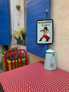 una mesa con una señal en el lateral de un edificio en Jolie studette avec Patio style Cabanon en Marsella