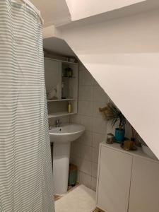 baño con lavabo y lavabo blanco en Jolie studette avec Patio style Cabanon, en Marsella