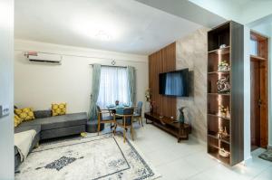 uma sala de estar com um sofá e uma mesa em Zayn Cozy homes em Mombasa
