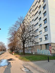 ワルシャワにあるApartament Marszałkowskaの落書きが貼られた建物