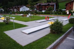 een park met enkele banken in het gras bij Försterhaus Grossarl in Grossarl