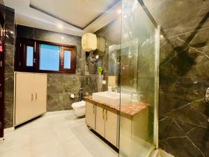 W łazience znajduje się umywalka, prysznic i toaleta. w obiekcie BedChambers Serviced Apartments South Extension w Nowym Delhi