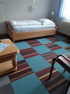 een slaapkamer met een bed en een kleurrijke vloer bij Haus Jahn in Rohrbach