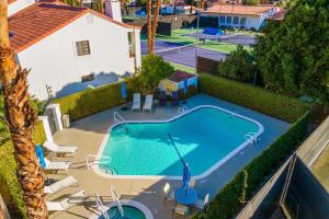 - une vue sur la piscine en face d'une maison dans l'établissement La Quinta Resort Tennis Villa 14 #2469fiftyfour, à La Quinta