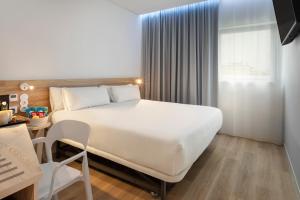 B&B HOTEL Olhão Algarve客房内的一张或多张床位