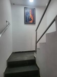 eine Treppe mit einem Bild an der Wand in der Unterkunft KINGS AVENUE SERVICE APARTMENTS in Lagos