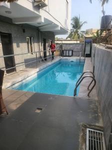 einem Pool vor einem Gebäude in der Unterkunft KINGS AVENUE SERVICE APARTMENTS in Lagos