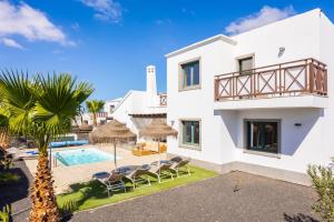 een villa met een zwembad en een resort bij Villa Dacil in Playa Blanca