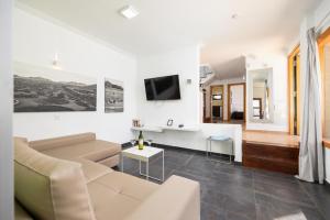 uma sala de estar com um sofá e uma televisão em Villa Dacil em Playa Blanca