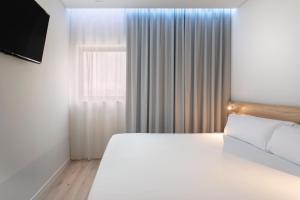 B&B HOTEL Olhão Algarve客房内的一张或多张床位