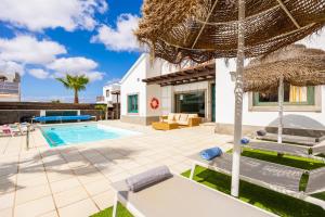 eine Villa mit Swimmingpool und ein Resort in der Unterkunft Villa Ariel in Playa Blanca