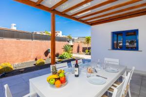 einen weißen Esstisch mit Obst auf der Terrasse in der Unterkunft Villa Beyond in Playa Blanca