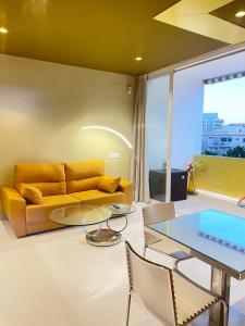 Χώρος καθιστικού στο LAHOLA Glam Suites