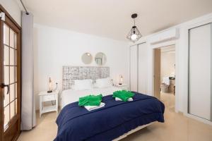 ein Schlafzimmer mit einem großen Bett mit zwei grünen Kissen in der Unterkunft Villa Saona in Playa Blanca + 39 Fotos
