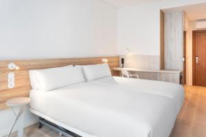B&B HOTEL Olhão Algarve客房内的一张或多张床位