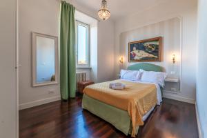 ローマにあるMoma Domus - Golden Keys Collectionのベッドルーム(ベッド1台、緑のカーテン付)