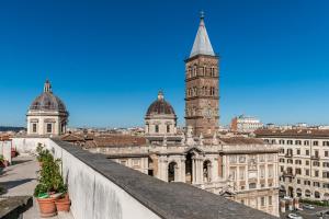 ローマにあるMoma Domus - Golden Keys Collectionの時計塔のある建物の屋根からの眺め