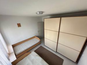 - une chambre avec un lit et une grande armoire dans l'établissement NALTIS APARTMENTS, à Gjakove