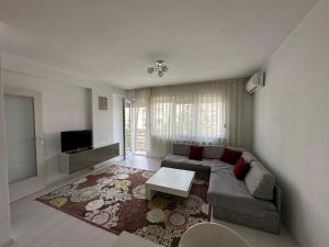 sala de estar con sofá y mesa en NALTIS APARTMENTS en Gjakove